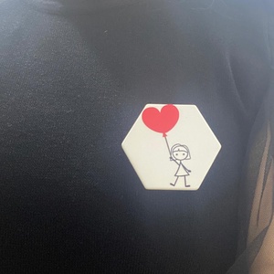 Mărțișor broșă - hexagon 5 cm - Balon Inimă - bijuterii - mărțișor - Artynos.ro