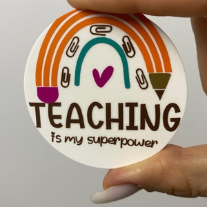 Mărțișor broșă - 5.5 cm - Teaching is my superpower - bijuterii - mărțișor - Artynos.ro