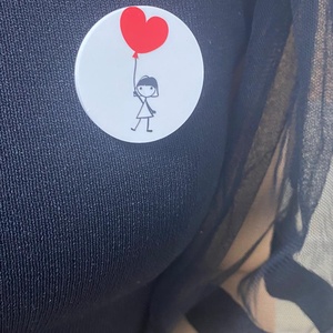 Mărțișor broșă - 3.5 cm - Fetița cu balonul - bijuterii - mărțișor - Artynos.ro