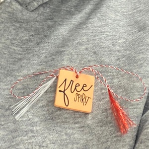 Mărțișor broșă free spirit � suport pătrat 2 cm - bijuterii - mărțișor - Artynos.ro