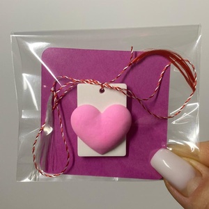 Martisor brosa - 3x2 cm - Inima pe suport dreptunghiular/patrat, Bijuterii, Martisor, Ceramica, Martisor in forma de inima pe suport drepunghiular / patrat, creat pentru a aduce un strop de magie..., ARTYNOS
