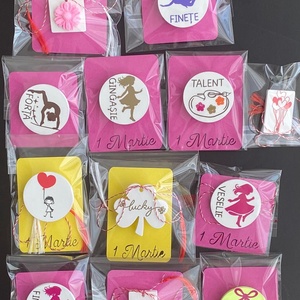 Mărțișor broșă - 3x2 cm - Inimă pe suport dreptunghiular/pătrat - bijuterii - mărțișor - Artynos.ro