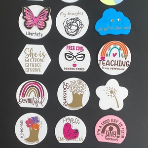 Mărțișor broșă - 3x2 cm - Inimă pe suport dreptunghiular/pătrat - bijuterii - mărțișor - Artynos.ro