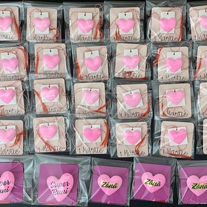 Mărțișor broșă - 3x2 cm - Inimă pe suport dreptunghiular/pătrat - bijuterii - mărțișor - Artynos.ro