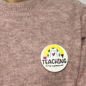 Broșă - 5.5 cm - Teaching is my superpower - bijuterii - mărțișor - Artynos.ro