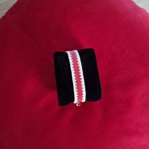 Brățară handmade din mărgele � model geometric roșu și alb - bijuterii - brățări - brățări din mărgele - Artynos.ro
