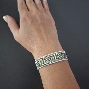 Brățară Elaya � Miyuki Handmade Alb Sidefat și Verde Măsliniu, Model Grecesc Geometric - bijuterii - brățări - brățări din mărgele - Artynos.ro