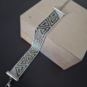 Bratara Elaya � Miyuki Handmade Alb Sidefat si Verde Masliniu, Model Grecesc Geometric - Artynos.ro