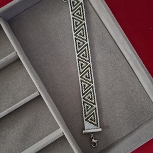 Brățară Elaya � Miyuki Handmade Alb Sidefat și Verde Măsliniu, Model Grecesc Geometric - bijuterii - brățări - brățări din mărgele - Artynos.ro