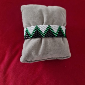 Brățară Miyuki Handmade Alb Mat, Verde Smarald și Negru, Model Geometric Zigzag - bijuterii - brățări - brățări din mărgele - Artynos.ro
