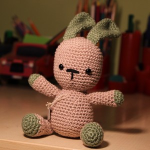 Băiat iepuraș - jucării și echipamente pentru copii - plușuri - iepure de pluș - Artynos.ro