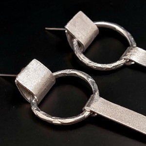 Cercei cu design suplimentar din aluminiu - bijuterii - cercei lungi - Artynos.ro Cercei cu design suplimentar din aluminiu - bijuterii - cercei lungi - Artynos.ro