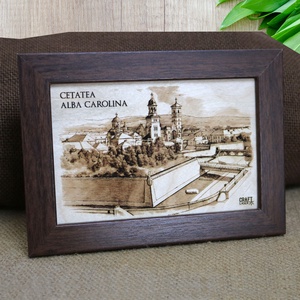 Tablou suvenir din lemn, gravat, Cetatea Alba Carolina, Alba Iulia, dimensiune 10/15, rama inclusa, Casa & Stil de viata, Decoratiuni de casa, Picturi murale, Arta de perete din lemn, Gravare, pirogravura, Fotografie, grafica, desen, ilustratie, ARTYNOS