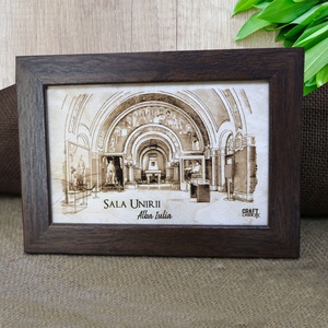 Tablou suvenir din lemn, gravat, Sala Unirii, Cetatea Alba Carolina, dimensiune 10/15, rama inclusa - casă & stil de viață - decorațiuni de casă - picturi murale - artă de perete din lemn - Artynos.ro
