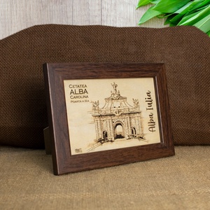 Tablou suvenir din lemn, gravat, Poarta a III-a, Cetatea Alba Carolina, Alba Iulia, dimensiune 10/15 cm, rama inclusa - casă & stil de viață - decorațiuni de casă - picturi murale - artă de perete din lemn - Artynos.ro