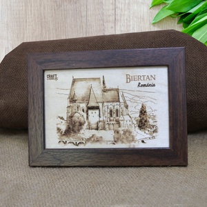Tablou suvenir Gravat Biserica Fortificata Biertan, dimensiune 10/15, rama inclusa - casă & stil de viață - decorațiuni de casă - picturi murale - artă de perete din lemn - Artynos.ro