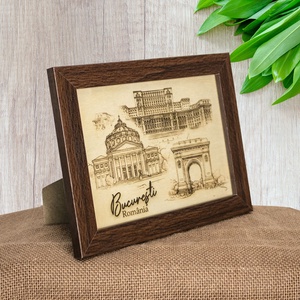 Tablou suvenir din lemn, Gravat, Visit Bucuresti, dimensiune 13/18 cm, Rama Inclusa - casă & stil de viață - decorațiuni de casă - picturi murale - artă de perete din lemn - Artynos.ro