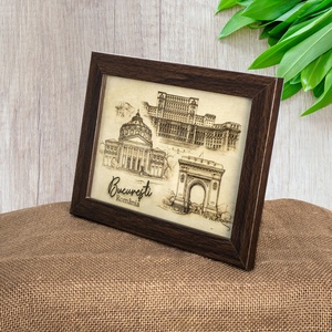 Tablou suvenir din lemn, Gravat, Visit Bucuresti, dimensiune 13/18 cm, Rama Inclusa - casă & stil de viață - decorațiuni de casă - picturi murale - artă de perete din lemn - Artynos.ro