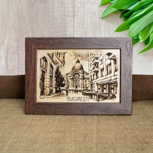 Tablou suvenir din lemn, gravat, Palatul CEC Bucuresti (vedere din Centrul Vechi), dimensiune 10/15 cm, Rama Inclusa, Casa & Stil de viata, Decoratiuni de casa, Picturi murale, Arta de perete din lemn, Gravare, pirogravura, Fotografie, grafica, desen, ilustratie, ARTYNOS