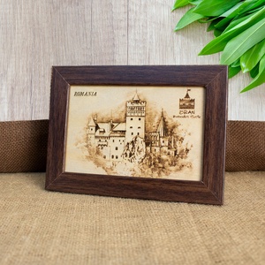 Tablou suvenir din lemn, gravat, Castelul Bran, dimensiune 10/15, rama inclusa - casă & stil de viață - decorațiuni de casă - picturi murale - artă de perete din lemn - Artynos.ro