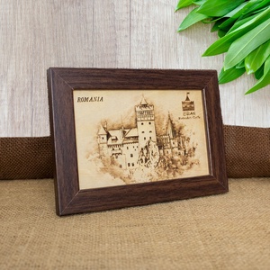 Tablou suvenir din lemn, gravat, Castelul Bran, dimensiune 10/15, rama inclusa - casă & stil de viață - decorațiuni de casă - picturi murale - artă de perete din lemn - Artynos.ro