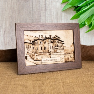 Tablou suvenir din lemn, gravat, Castelul Cantacuzino, Busteni, dimensiune 10 x 15 cm, rama inclusa - casă & stil de viață - decorațiuni de casă - picturi murale - artă de perete din lemn - Artynos.ro