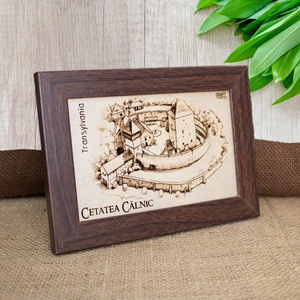 Tablou suvenir, din lemn, gravat, Cetatea Calnic, judetul Alba, dimensiune 10/15 cm, rama inclusa - casă & stil de viață - decorațiuni de casă - picturi murale - artă de perete din lemn - Artynos.ro