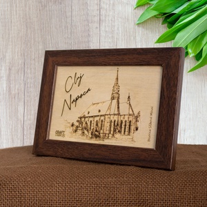 Tablou suvenir, gravat pe lemn, Biserica Sfantul Mihail, Cluj Napoca, dimensiune 10/15 cm, rama inclusa - casă & stil de viață - decorațiuni de casă - picturi murale - artă de perete din lemn - Artynos.ro