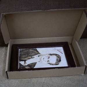 Tablou suvenir din lemn, gravat, Mihai I al Romaniei, dimensiune 10/15 cm, rama inclusa - casă & stil de viață - decorațiuni de casă - picturi murale - artă de perete din lemn - Artynos.ro