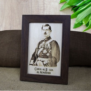 Tablou suvenir din lemn, gravat, Carol al II-lea al Romaniei, dimensiune 10/15 cm, rama inclusa, Casa & Stil de viata, Decoratiuni de casa, Picturi murale, Arta de perete din lemn, Fotografie, grafica, desen, ilustratie, Gravare, pirogravura, ARTYNOS