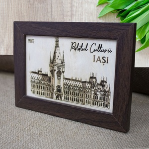 Tablou suvenir, din lemn, gravat, Palatul Culturii din Iasi, dimensiune 10/15 cm, rama inclusa - casă & stil de viață - decorațiuni de casă - picturi murale - artă de perete din lemn - Artynos.ro