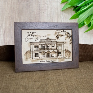 Tablou suvenir din lemn, gravat, Casa Junimii Iasi (Muzeul Vasile Pogor), dimensiune 10/15, rama inclusa - casă & stil de viață - decorațiuni de casă - picturi murale - artă de perete din lemn - Artynos.ro