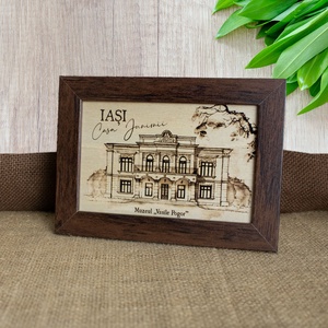 Tablou suvenir din lemn, gravat, Casa Junimii Iasi (Muzeul Vasile Pogor), dimensiune 10/15, rama inclusa - casă & stil de viață - decorațiuni de casă - picturi murale - artă de perete din lemn - Artynos.ro