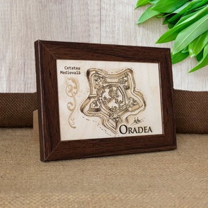 Tablou suvenir din lemn, gravat, Cetatea Oradea, dimensiune 10 x 15 cm, rama inclusa - casă & stil de viață - decorațiuni de casă - picturi murale - artă de perete din lemn - Artynos.ro