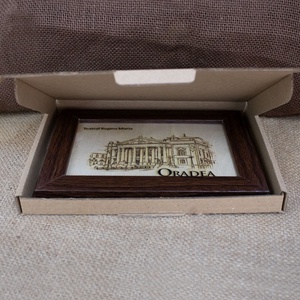 Tablou suvenir din lemn, gravat, Teatrul Regina Maria dimensiune 10 x 15 cm, rama inclusa - casă & stil de viață - decorațiuni de casă - picturi murale - artă de perete din lemn - Artynos.ro