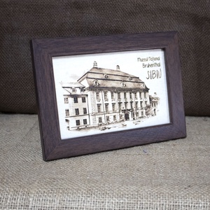 Tablou suvenir din lemn, gravat, Muzeul National Brukenthal Sibiu, dimensiune 10 x15 cm, rama inclusa - casă & stil de viață - decorațiuni de casă - picturi murale - artă de perete din lemn - Artynos.ro