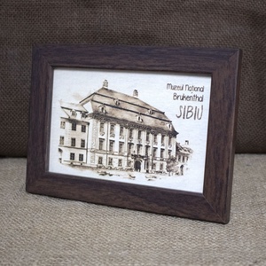 Tablou suvenir din lemn, gravat, Muzeul National Brukenthal Sibiu, dimensiune 10 x15 cm, rama inclusa - casă & stil de viață - decorațiuni de casă - picturi murale - artă de perete din lemn - Artynos.ro