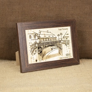 Tablou suvenir din lemn, gravat, Podul Minciunilor, Sibiu, dimensiune 10/15, rama inclusa - casă & stil de viață - decorațiuni de casă - picturi murale - artă de perete din lemn - Artynos.ro