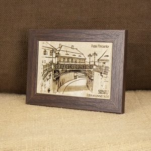 Tablou suvenir din lemn, gravat, Podul Minciunilor, Sibiu, dimensiune 10/15, rama inclusa - casă & stil de viață - decorațiuni de casă - picturi murale - artă de perete din lemn - Artynos.ro