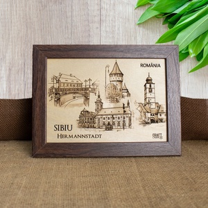 Tablou suvenir din lemn, gravat, Visit Sibiu, dimensiune 13/18, rama inclusa, Casa & Stil de viata, Decoratiuni de casa, Picturi murale, Arta de perete din lemn, Fotografie, grafica, desen, ilustratie, Gravare, pirogravura, ARTYNOS