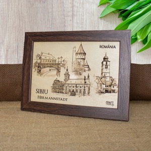 Tablou suvenir din lemn, gravat, Visit Sibiu, dimensiune 13/18, rama inclusa - casă & stil de viață - decorațiuni de casă - picturi murale - artă de perete din lemn - Artynos.ro