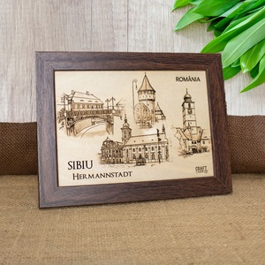 Tablou suvenir din lemn, gravat, Visit Sibiu, dimensiune 13/18, rama inclusa - casă & stil de viață - decorațiuni de casă - picturi murale - artă de perete din lemn - Artynos.ro