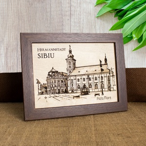 Tablou suvenir din lemn, gravat, Piata Mare, Sibiu, dimensiune 13/18, rama inclusa - casă & stil de viață - decorațiuni de casă - picturi murale - artă de perete din lemn - Artynos.ro