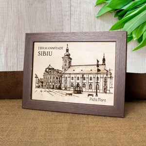 Tablou suvenir din lemn, gravat, Piata Mare, Sibiu, dimensiune 13/18, rama inclusa - casă & stil de viață - decorațiuni de casă - picturi murale - artă de perete din lemn - Artynos.ro