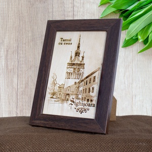 Tablou suvenir din lemn, gravat, Turnul cu Ceas, Sighisoara, dimensiune 10/15, rama inclusa - casă & stil de viață - decorațiuni de casă - picturi murale - artă de perete din lemn - Artynos.ro