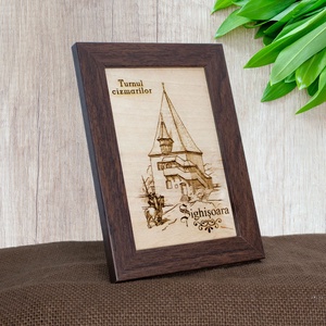 Tablou suvenir din lemn, gravat, Turnul Cizmarilor, Sighisoara, dimensiune 10/15, rama inclusa - casă & stil de viață - decorațiuni de casă - picturi murale - artă de perete din lemn - Artynos.ro