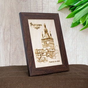 Tablou suvenir din lemn, gravat, Turnul cu Ceas, Sighisoara, dimensiune 10/15, rama inclusa - casă & stil de viață - decorațiuni de casă - picturi murale - artă de perete din lemn - Artynos.ro