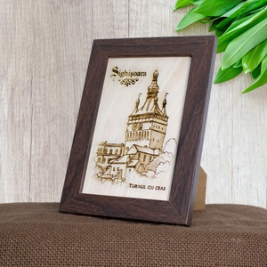 Tablou suvenir din lemn, gravat, Turnul cu Ceas, Sighisoara, dimensiune 10/15, rama inclusa - casă & stil de viață - decorațiuni de casă - picturi murale - artă de perete din lemn - Artynos.ro