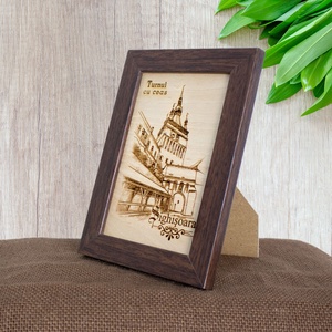 Tablou suvenir din lemn, gravat, Turnul cu Ceas, Sighisoara, dimensiune 10/15, rama inclusa - casă & stil de viață - decorațiuni de casă - picturi murale - artă de perete din lemn - Artynos.ro