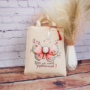 Sacosa martisor textila din bumbac, 22 � 26 cm � Fluturas Bine ai venit primavara - Artynos.ro